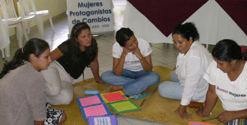 Mujeres participando en un taller de IMU - el Instituto de Investigación,Capacitación y Desarrollo de la Mujer.  