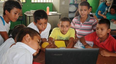 Pupils in Discovery Club watching a demonstrative video. Osman Omer Espinal, who answered my questions, is the pupil in the yellow shirt.