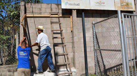 Uno de nuestros voluntarios trabajando con el carpintero para hacer los techos de los bancos Uno de nuestros voluntarios trabajando con el carpintero para hacer los techos de los bancos