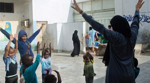 Women in Hodeidah prison playing with children from Ethiopia and Eritrea in the yard of the central prison. Photo credit: © Amira Al-Sharif/Progressio Women in Hodeidah prison playing with children from Ethiopia and Eritrea in the yard of the central prison. Photo credit: © Amira Al-Sharif/Progressio
