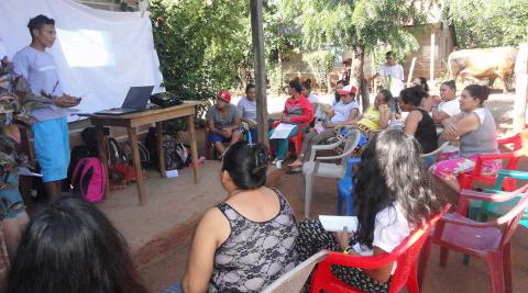 Uno de los voluntarios brindando la charla Uno de los voluntarios brindando la charla